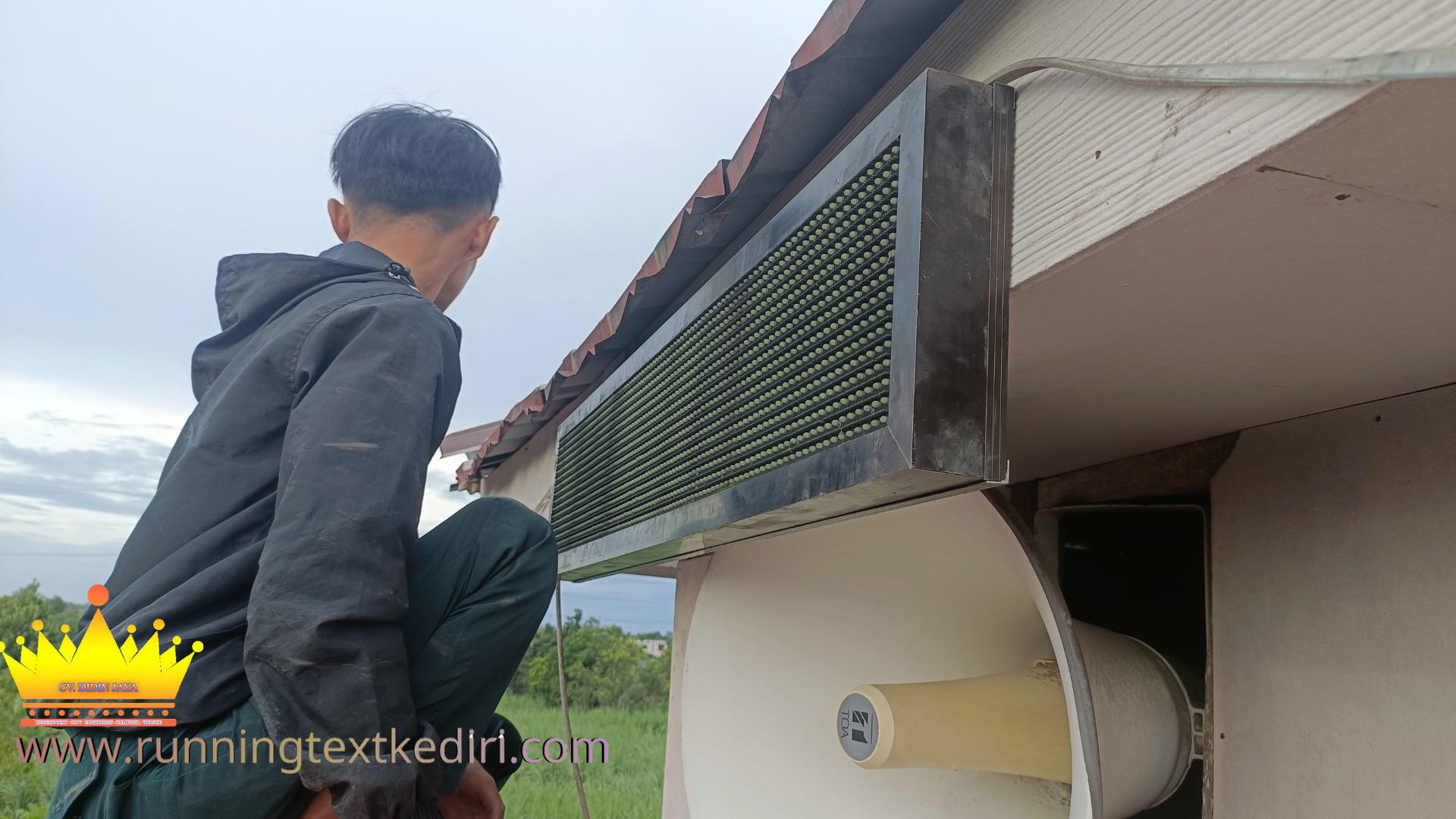 <p>Apa itu Running text? Running text adalah papan display digital berbasis LED yang digunakan untuk menampilkan tulisan berjalan, informasi, maupun pesan promosi secara otomatis. Media ini dirancang untuk menarik perhatian orang dengan tampilan Cahaya LED yang terang dan text bergerak yang mudah terlihat baik siang maupun malam.</p>
